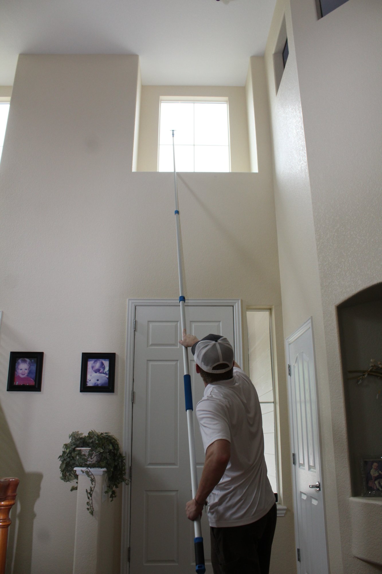 Cleaning high interior windows
